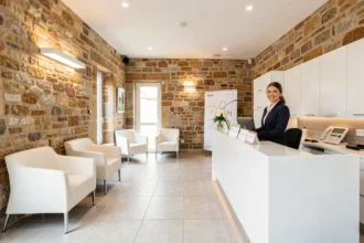 Salle d'attente d'un cabinet dentaire moderne en Aveyron avec réception chaleureuse